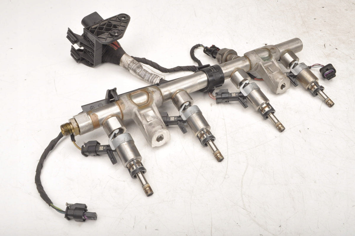AUDI A4 B9 2.0 TFSI 16V INJECTION RAIL INJECTION 06L133317E 06L906A01