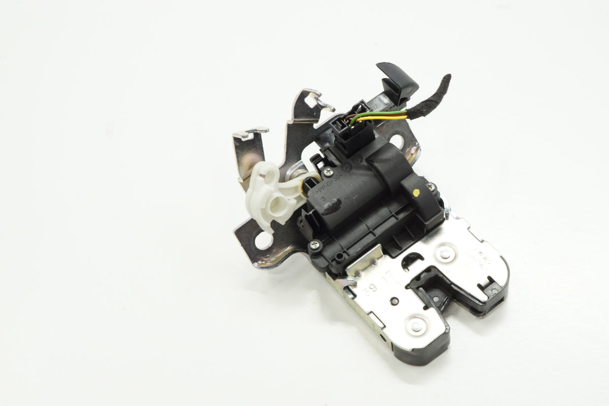 AUDI A4 B9 SEDAN 17R TAILGATE LOCK 8IN0827503