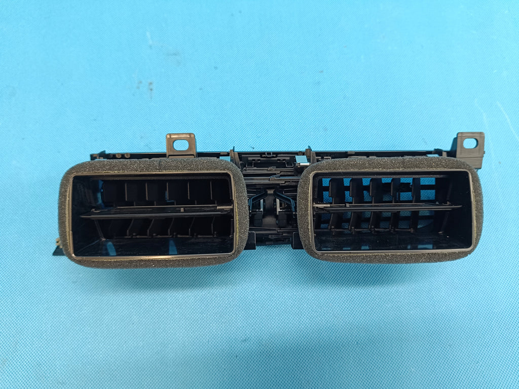 AUDI Q3 F3 SPORTBACK 1,5 TSI 110KW 2024R MIDDLE AIR SUPPLY GRILLE 83B820903
