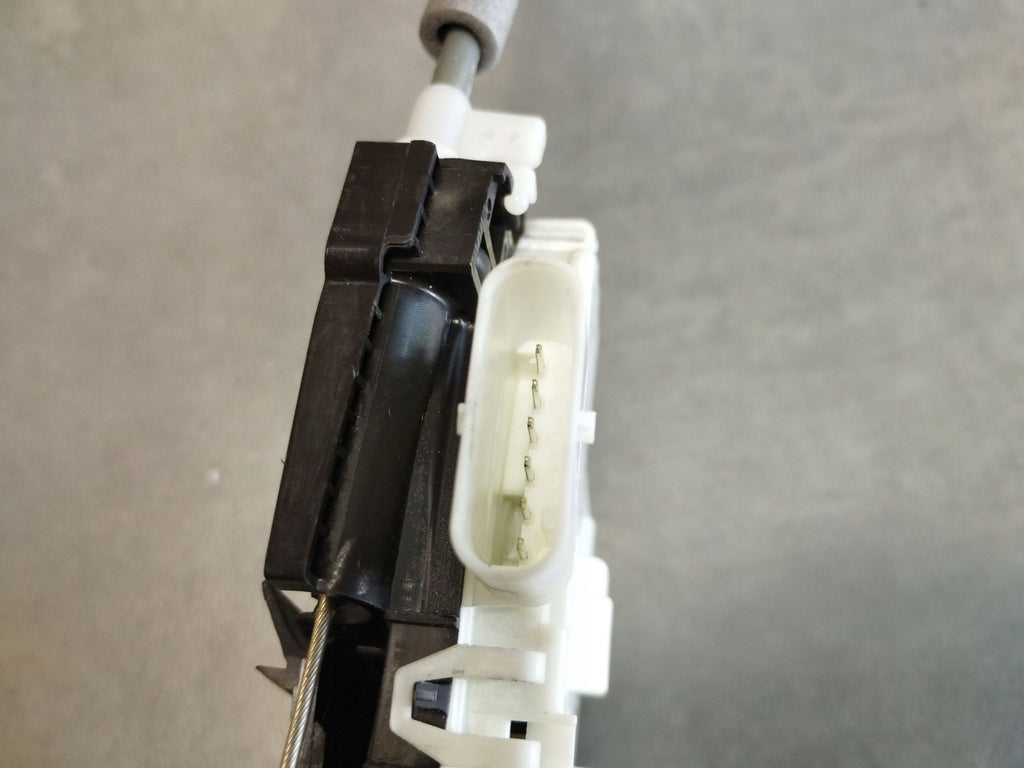 Audi A4 S4 B9 8W Lock left rear 8X0839015F