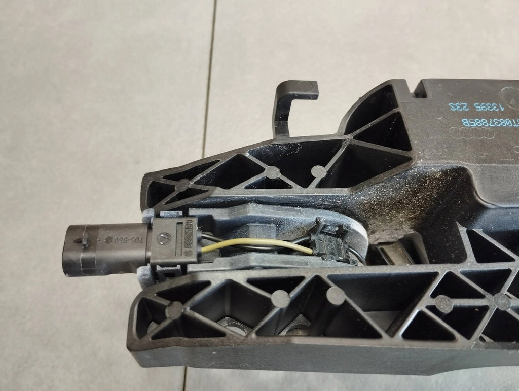 Audi A5 8T DOOR HANDLE LEFT REAR KESSY LY9C 8T0837885B