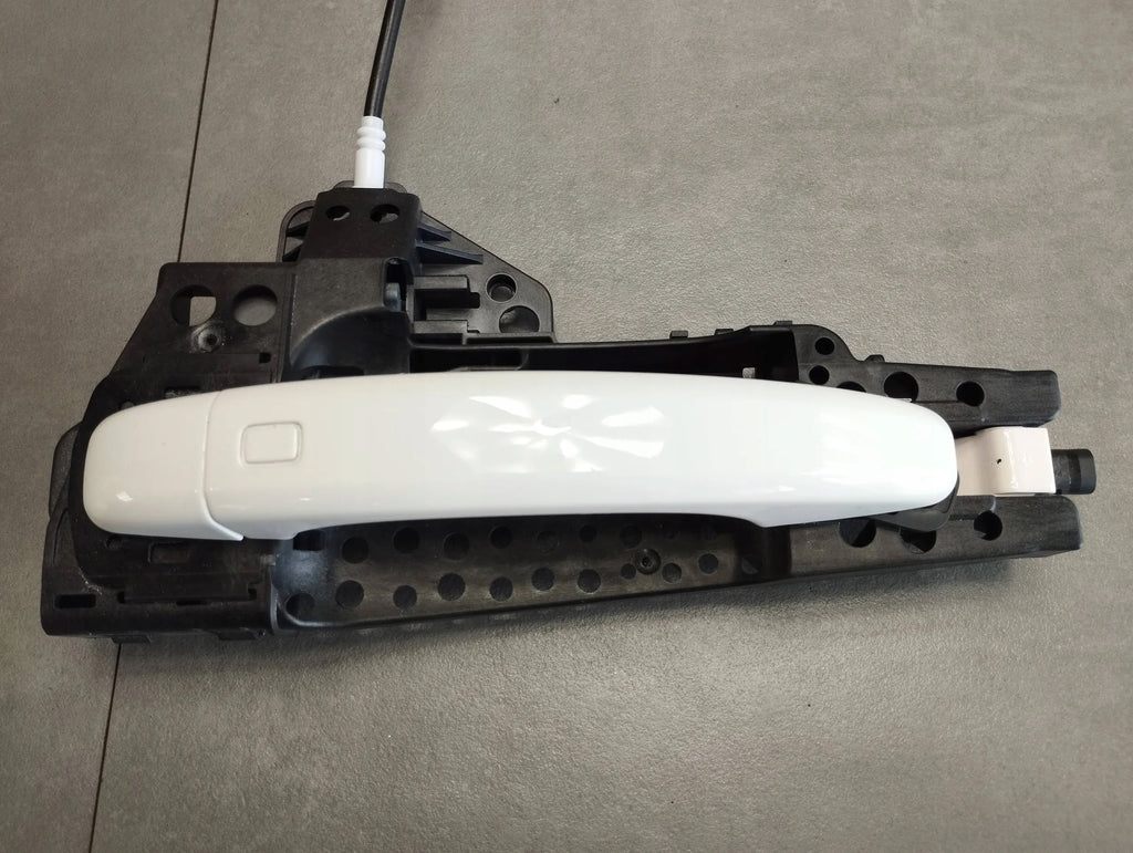 Audi A5 8T DOOR HANDLE LEFT REAR KESSY LY9C 8T0837885B