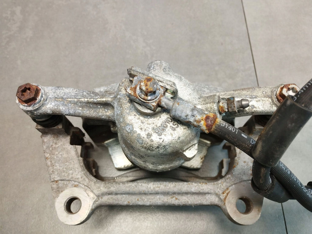 Audi Q3 F3 83A CLAMP RIGHT FRONT YOKE 3Q0106H