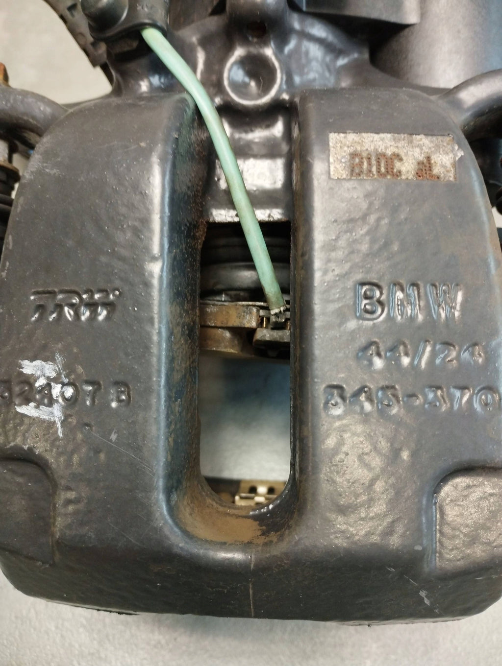 BMW 7 G11 750i CLAMP RIGHT REAR 52407B