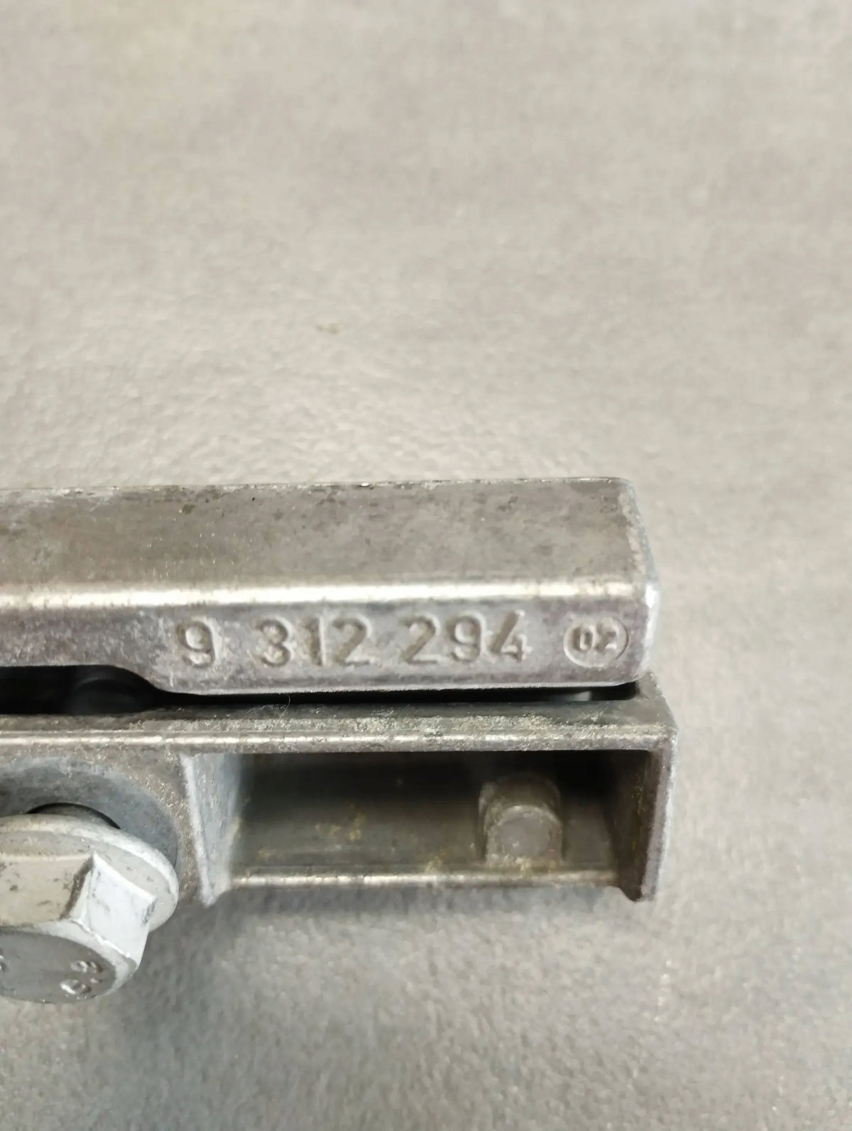 BMW 7 G11 BATTERY MOUNT 9312294