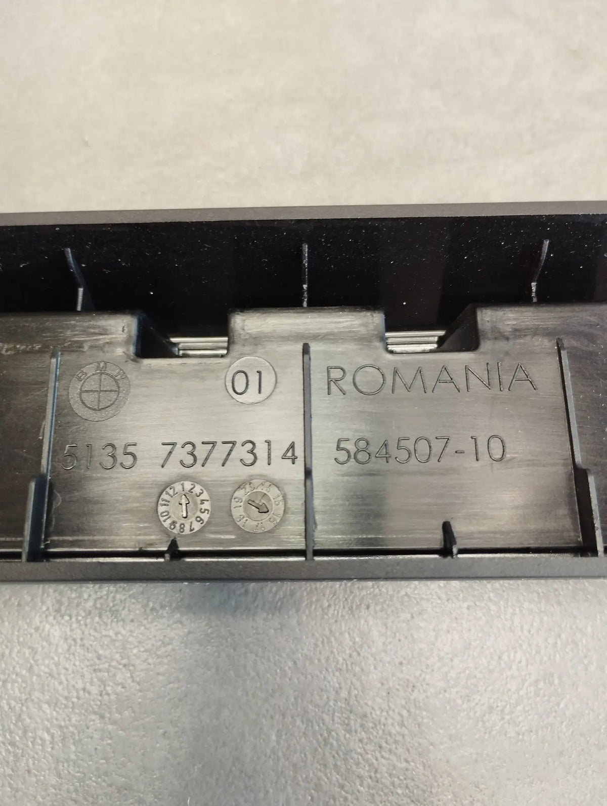 BMW 7 G11 WINDOW STRIP RIGHT REAR 7377314
