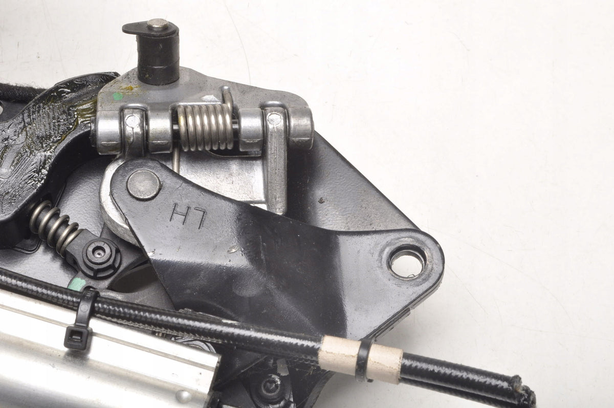 BMW E88 ROOF HINGE LEFT