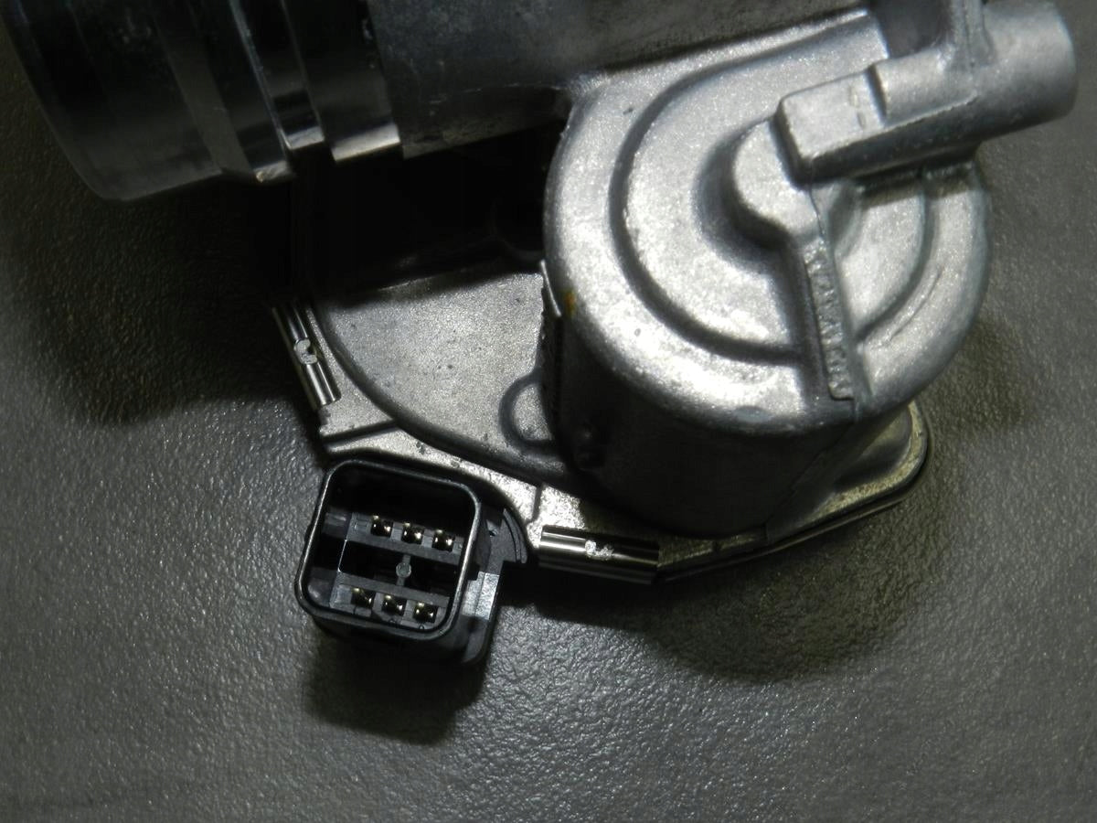 BMW X3 F25 2.0i THROTTLE 7588625