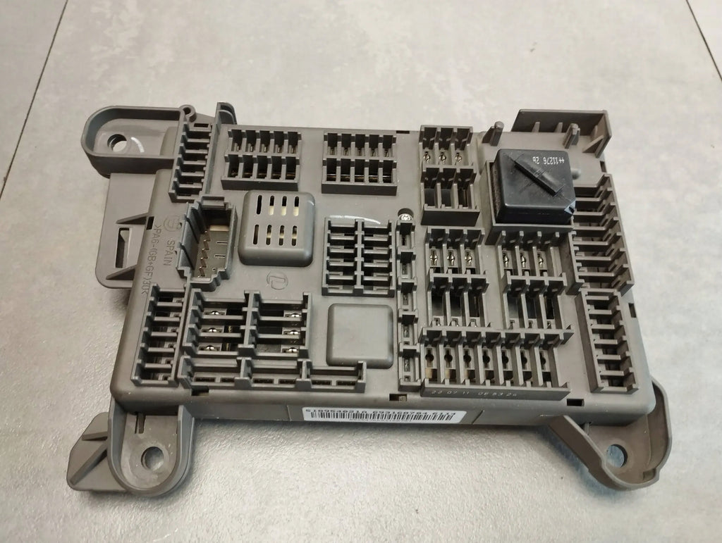 BMW X6 E71 4.4 V8 FUSE BOX 518954021A