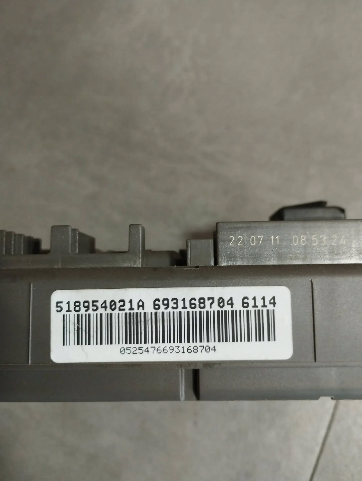 BMW X6 E71 4.4 V8 FUSE BOX 518954021A