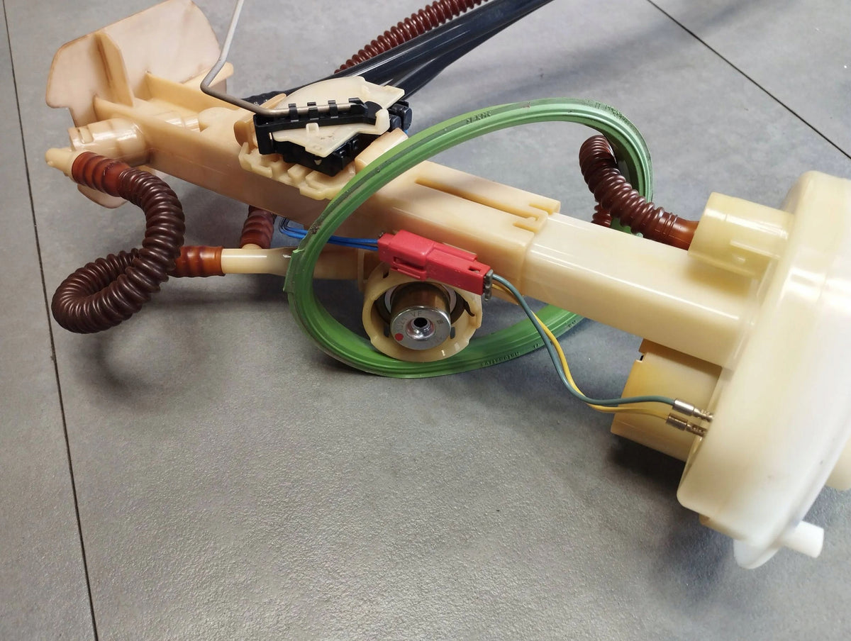 BMW X6 E71 4.4 V8 LEVEL SENSOR FUEL PUMP 7194252