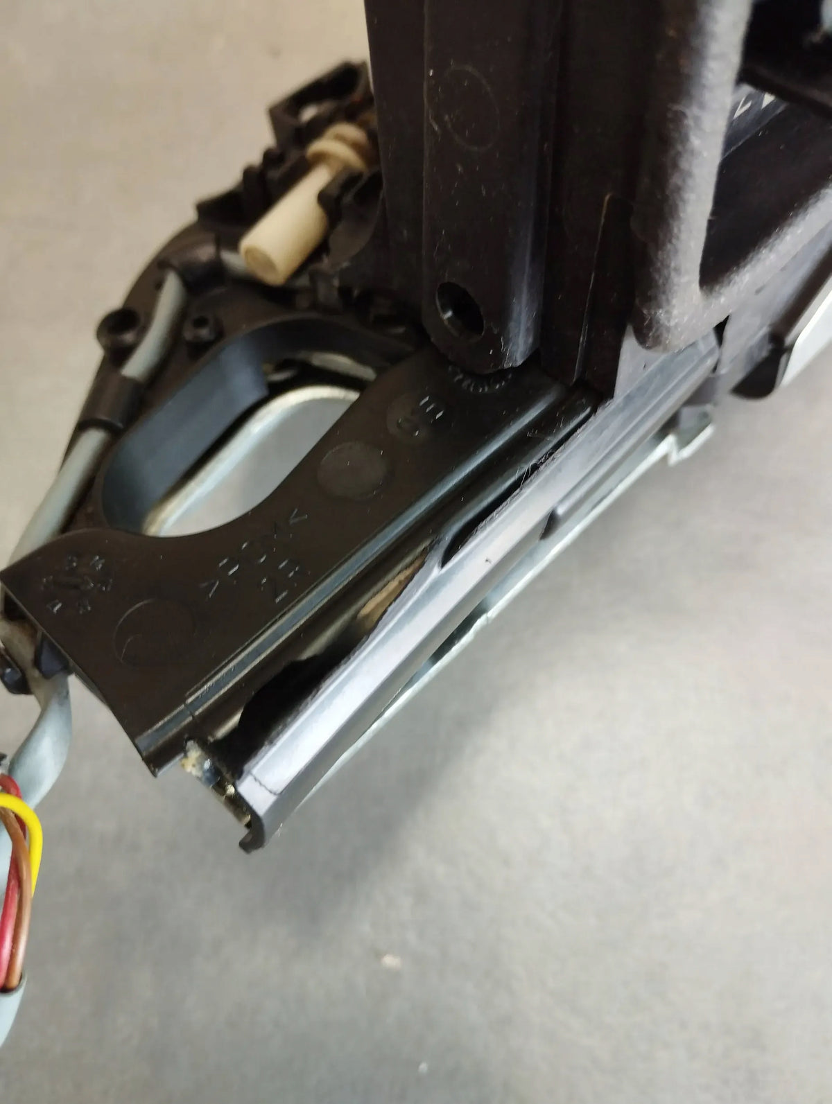BMW X6 E71 LOCK RIGHT FRONT 7315022