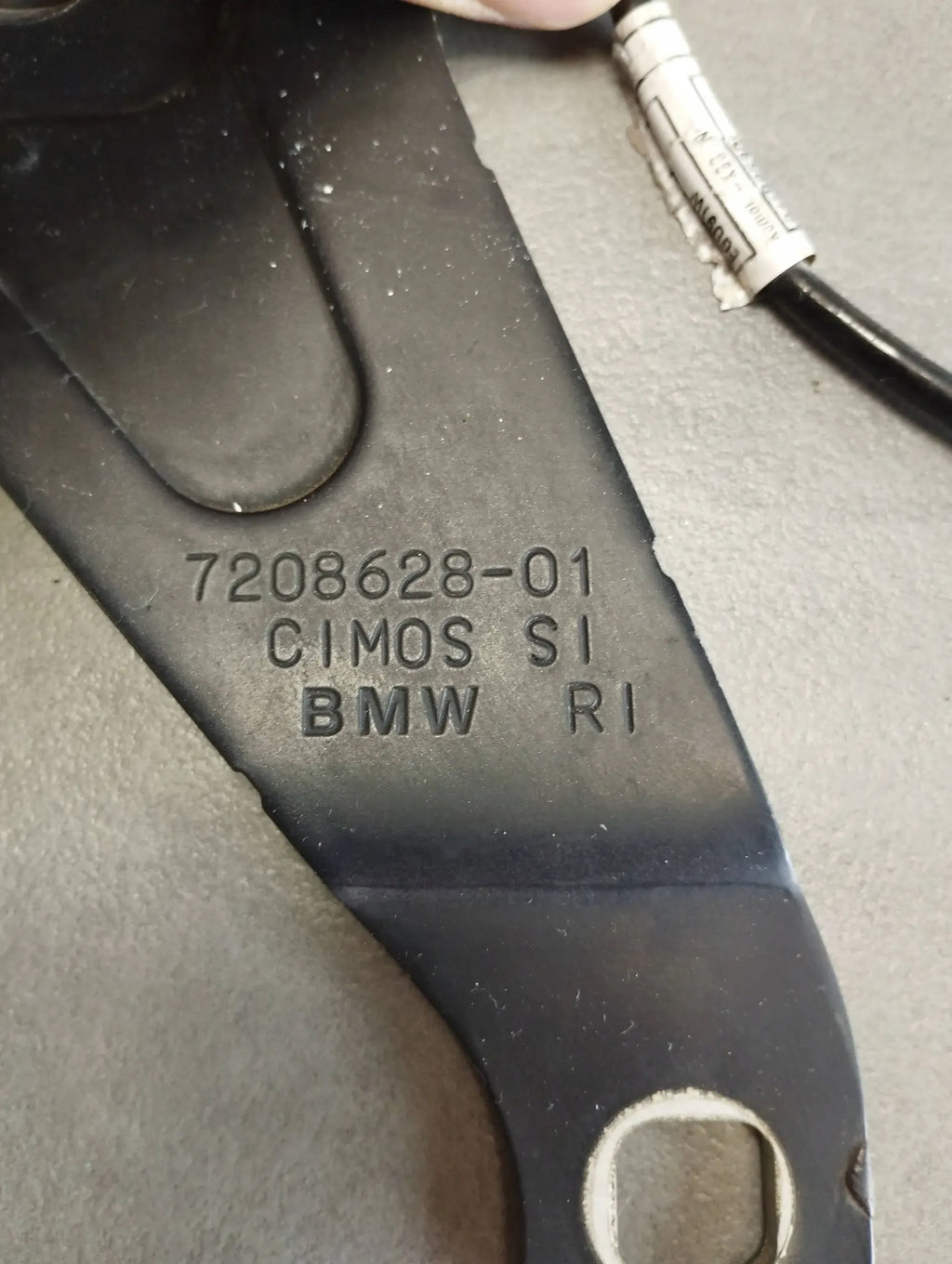 BMW X6 E71 MASK HINGE RIGHT 7208628