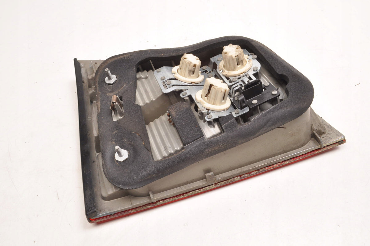 C III LAMP RIGHT REAR IN FLAP STATION WAGON 13184025