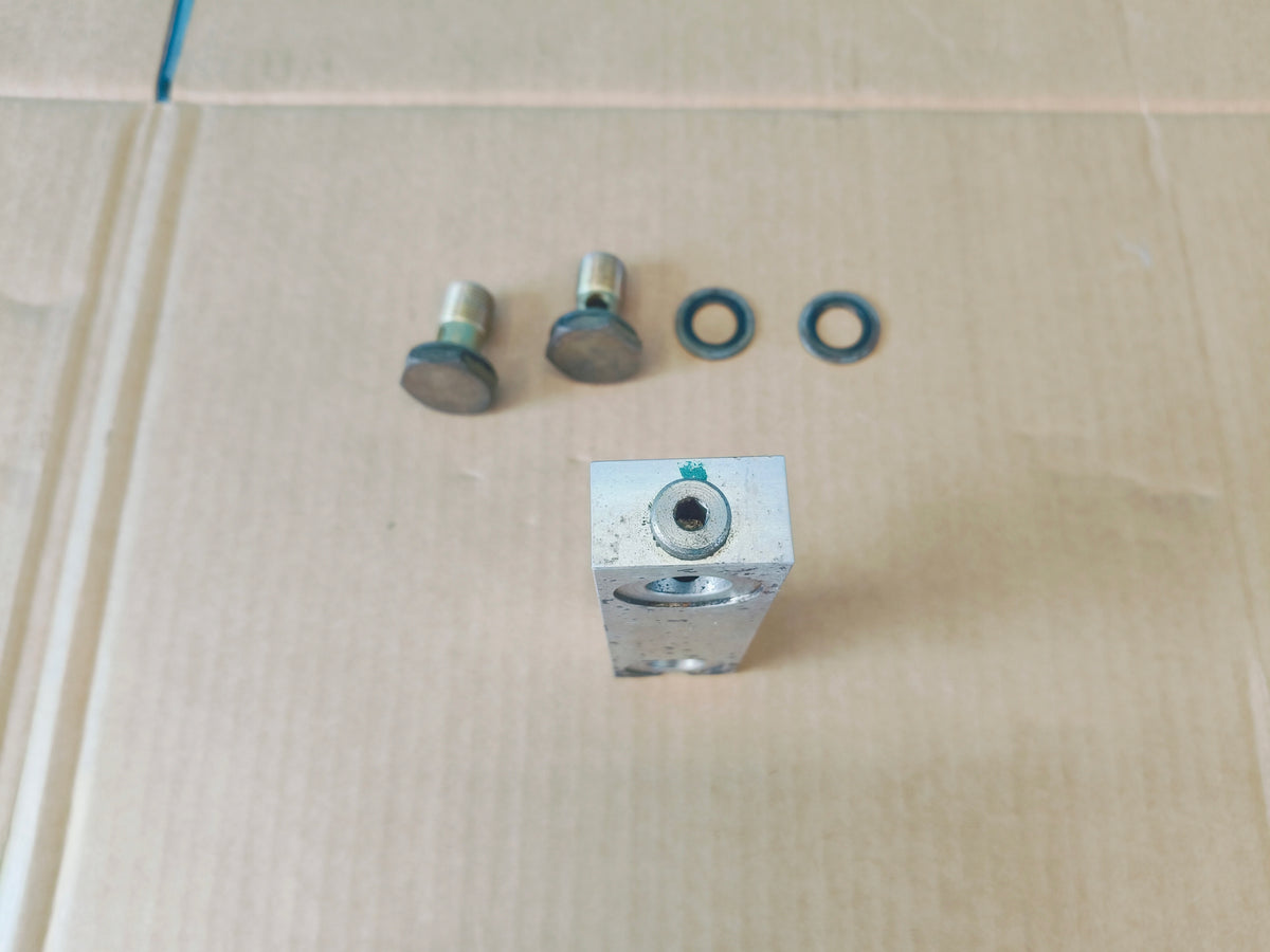 CLAAS AXION 810-850 C-MATIC A31 BRAKE PUMP CONNECTOR PLATE 0011216800