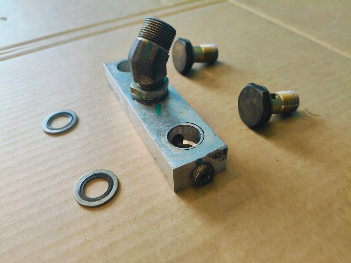 CLAAS AXION 810-850 C-MATIC A31 BRAKE PUMP CONNECTOR PLATE 0011216800