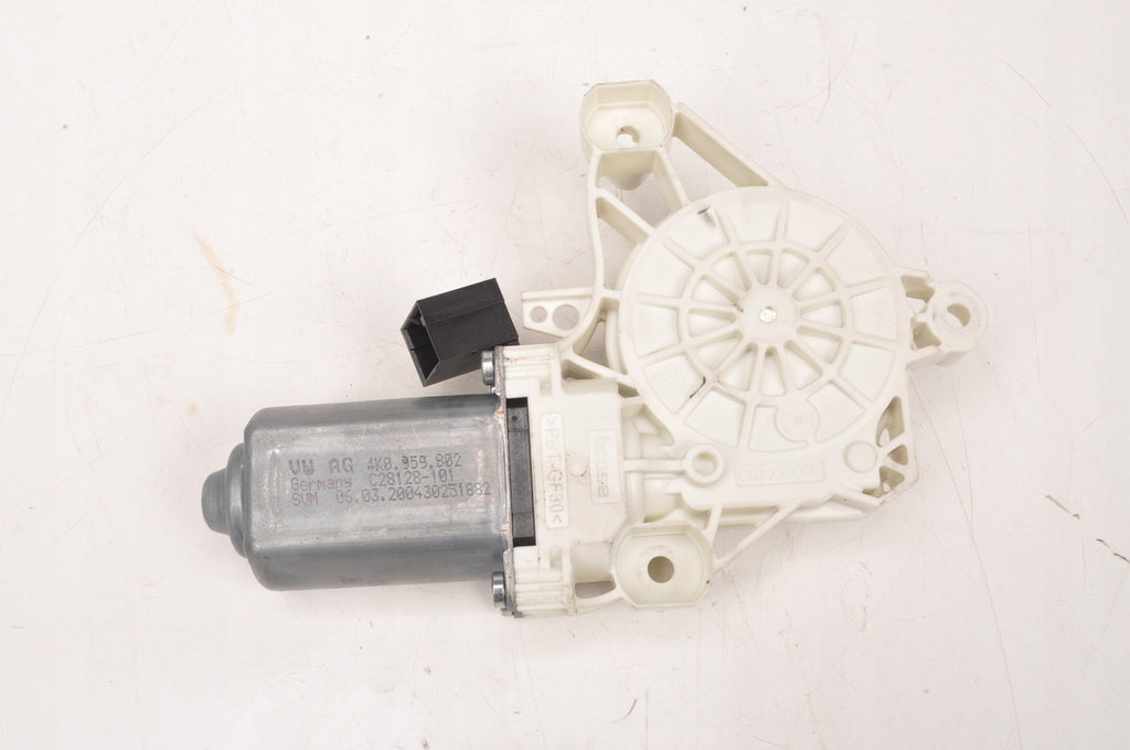 GOLF VII WINDSHIELD MOTOR LEFT FRONT 4K0959902 2020