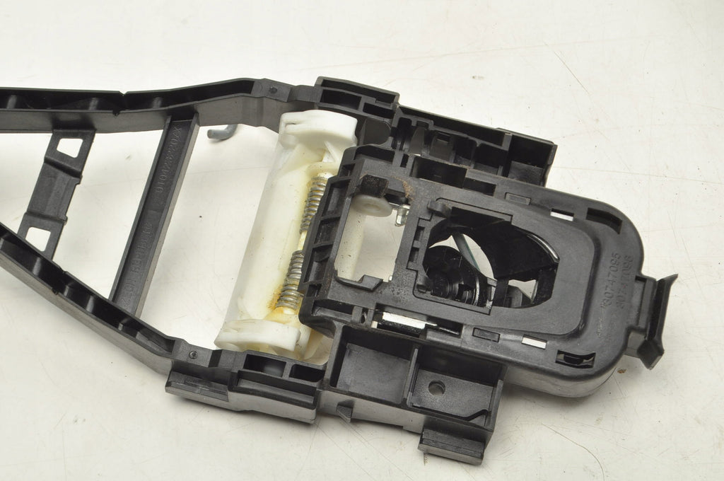 HANDLE HOLDER LEFT FRONT VOLVO S60 III V60 II 30747095
