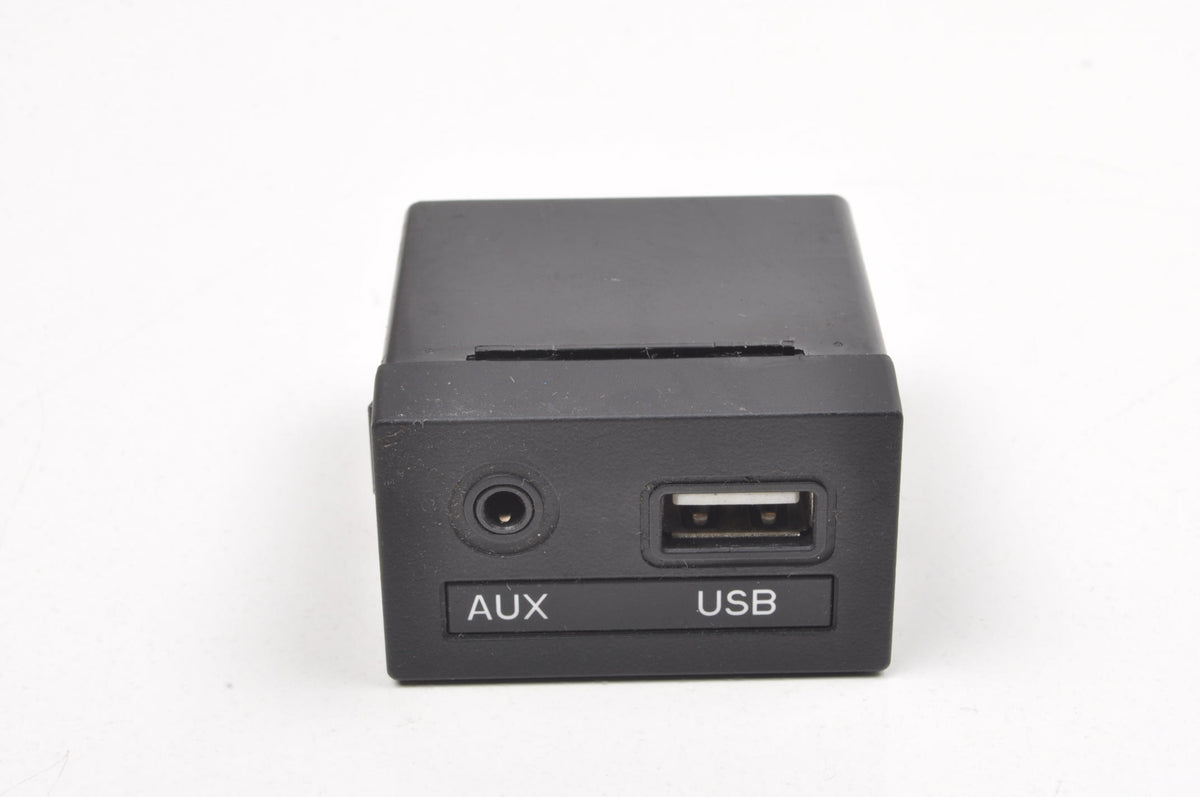 HYUNDAI I40 SOCKET PANEL USB INPUT 3Z6004X 96120-3Z6004X LIFT
