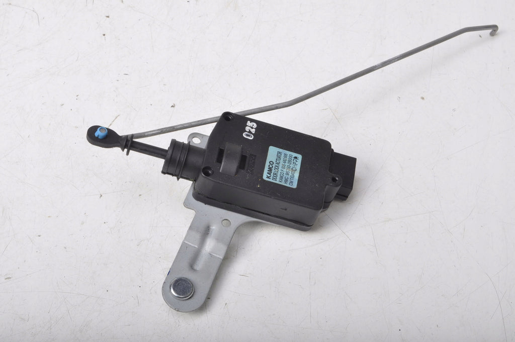 HYUNDAI SANTA FE II CENTRAL FLAP LOCK ACTUATOR 95750-2B000