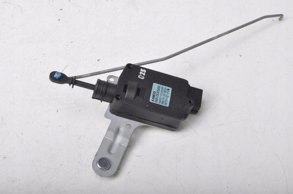 HYUNDAI SANTA FE II CENTRAL FLAP LOCK ACTUATOR 95750-2B000