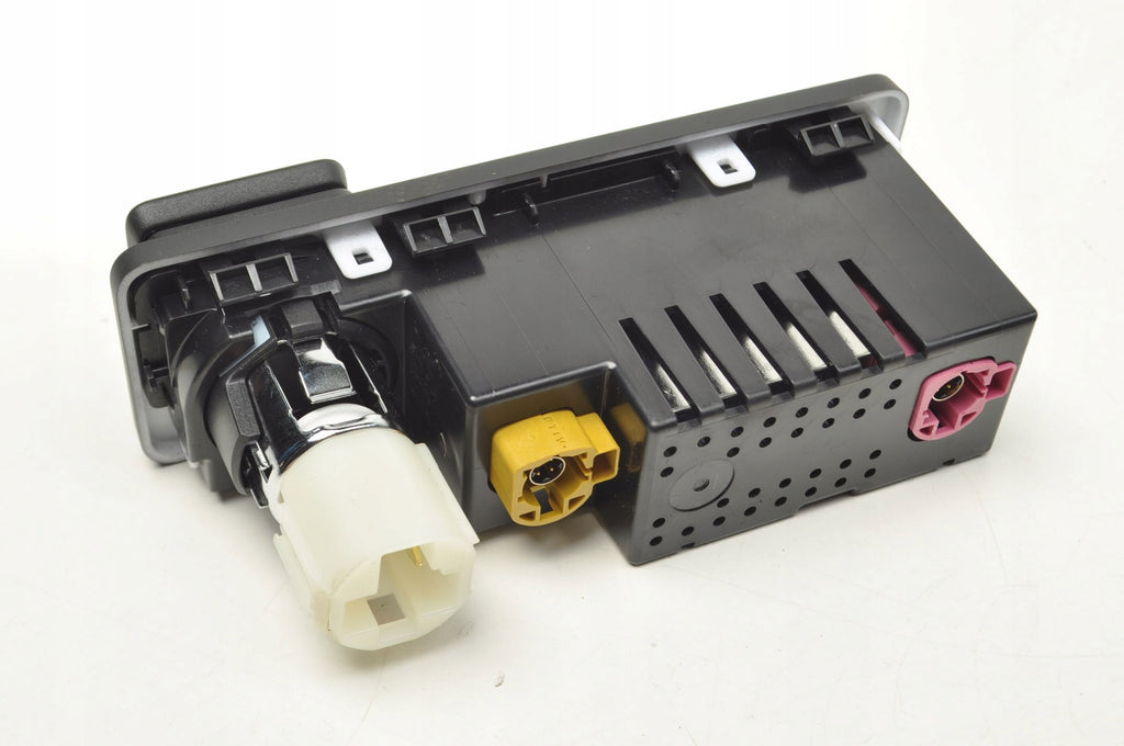 INPUT USB SOCKET JAGUAR I-PACE X590 L8B2-19E110-CE