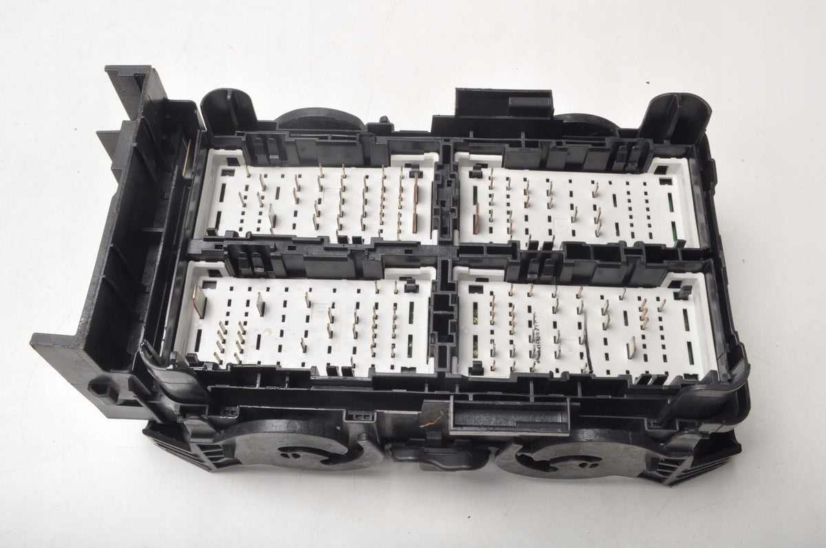 INSIGNIA II B 1.5 FUSE BOX 39116632