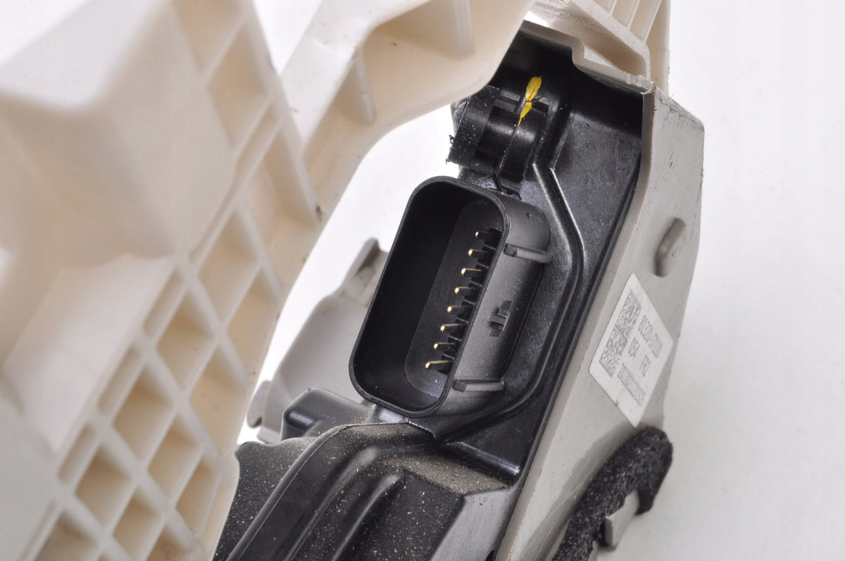 KIA CEED III DOOR LOCK RIGHT FRONT 81320-J7110 8 PIN UK
