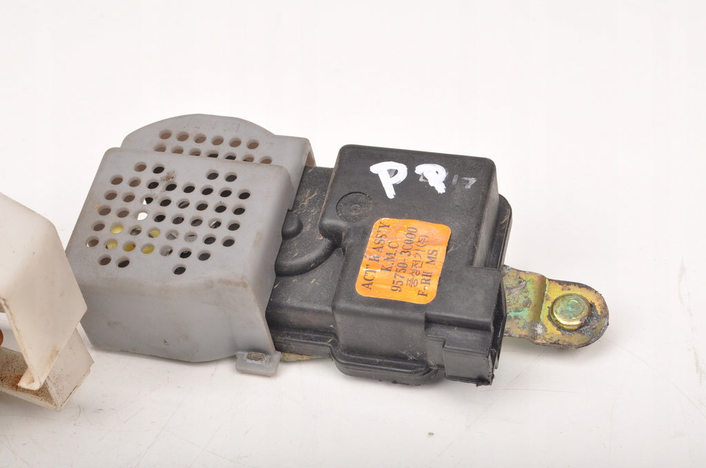 KIA MAGENTIS DOOR LOCK RIGHT FRONT 95750-3C000