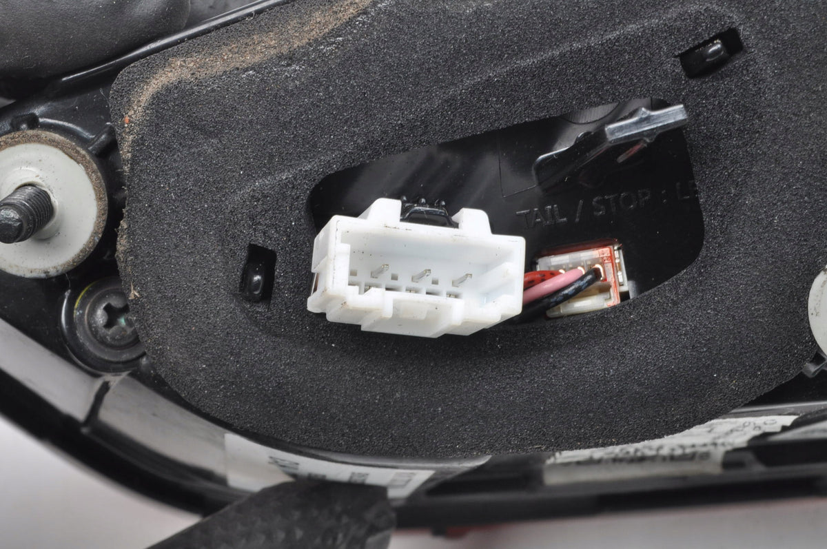 KIA X-CEED LAMP LEFT REAR FLAP J7924-33200 J7924-33210