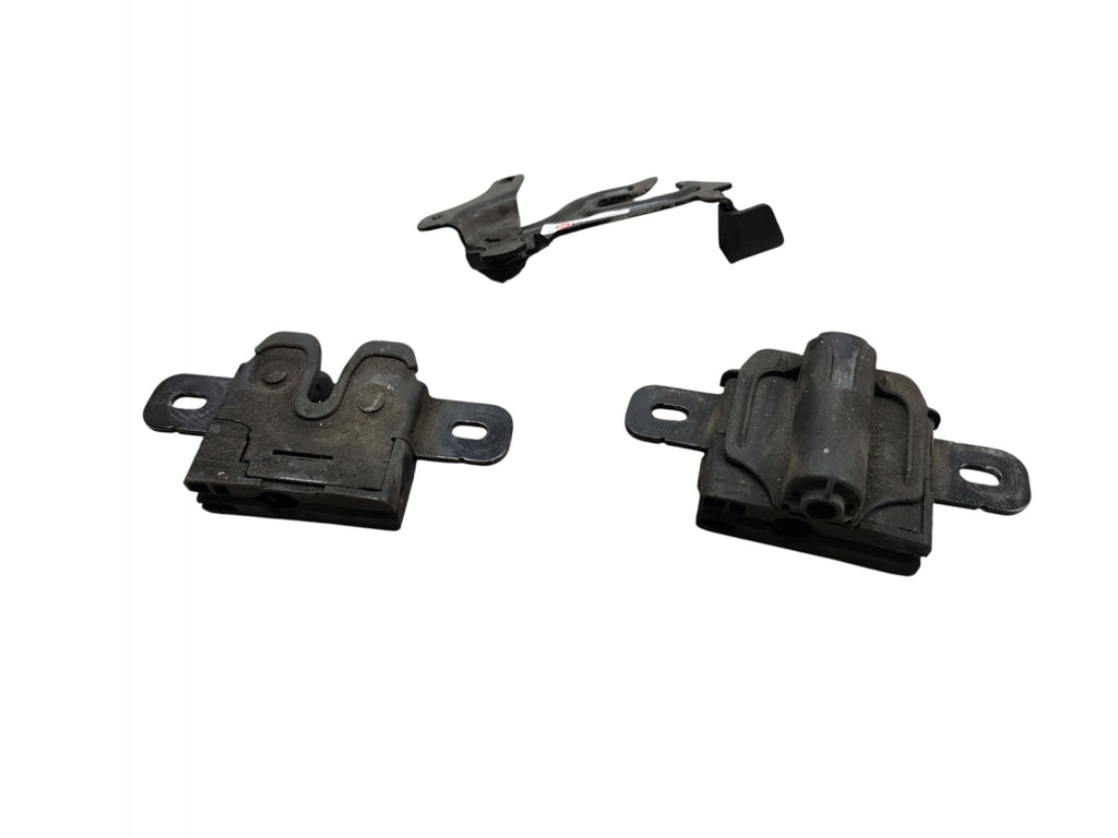 MASK LOCKS LEFT RIGHT BOLT HITCH SET VOLVO V40 II 31218611