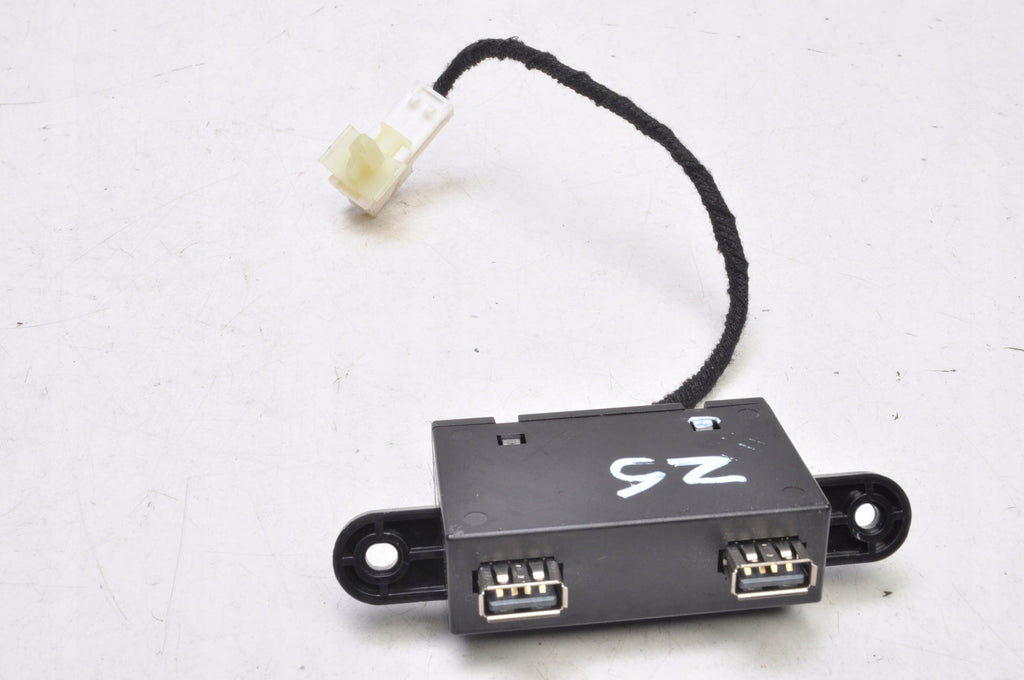 MG ZS SOCKET PORT INPUT USB 11144334 2024R LIFT