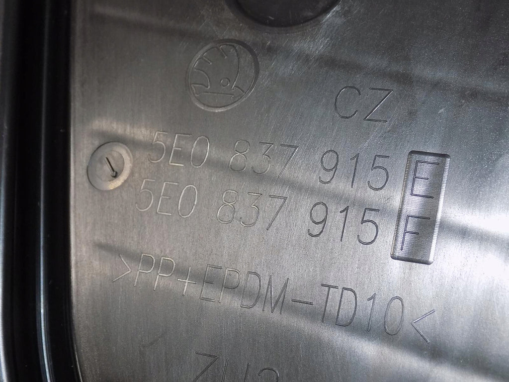 OCTAVIA 3 DOOR CAP LEFT FRONT 5E0837915E