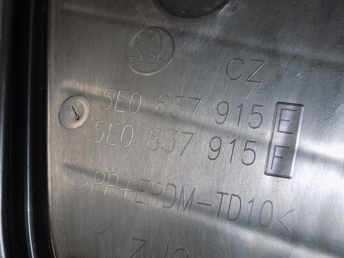 OCTAVIA 3 DOOR CAP LEFT FRONT 5E0837915E
