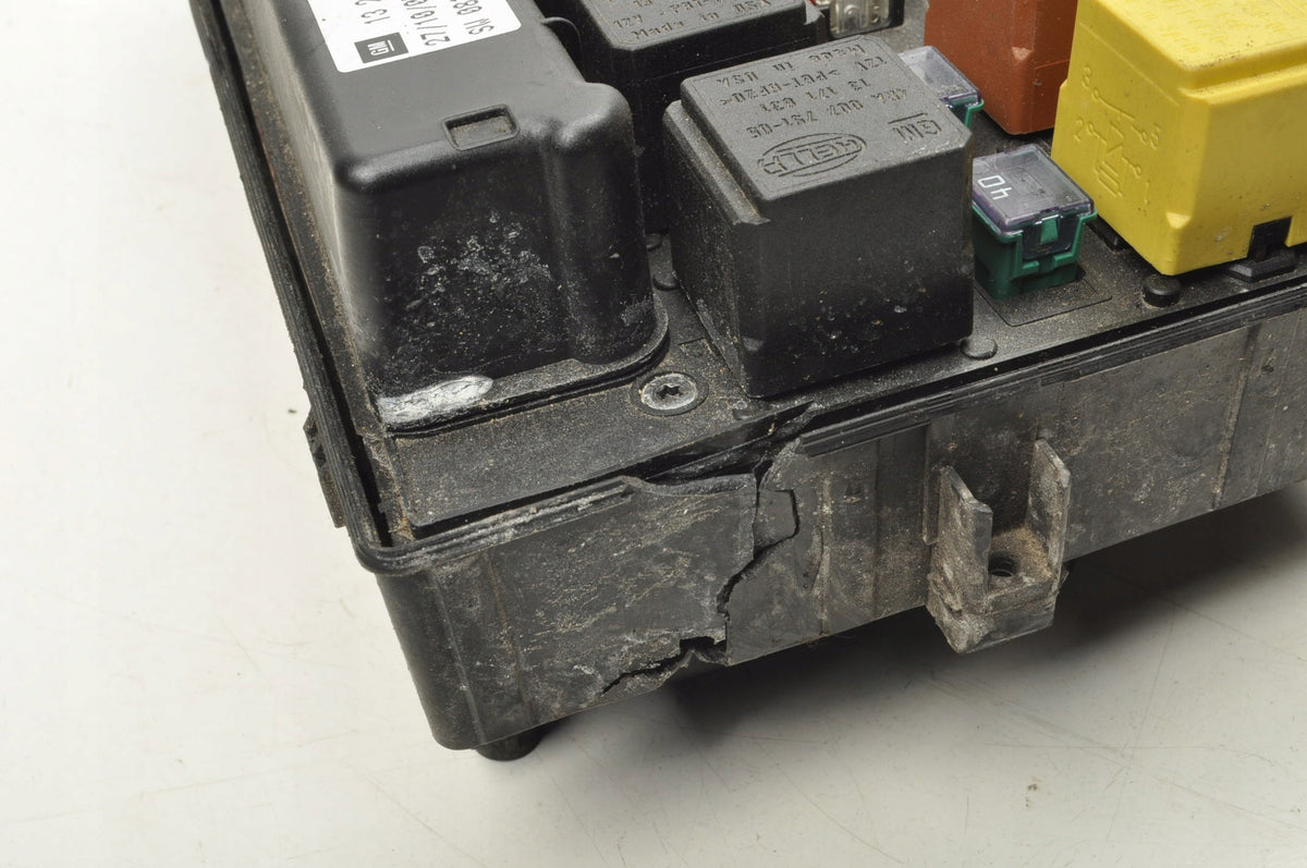 OPEL ASTRA H III FUSE BOX 13206755