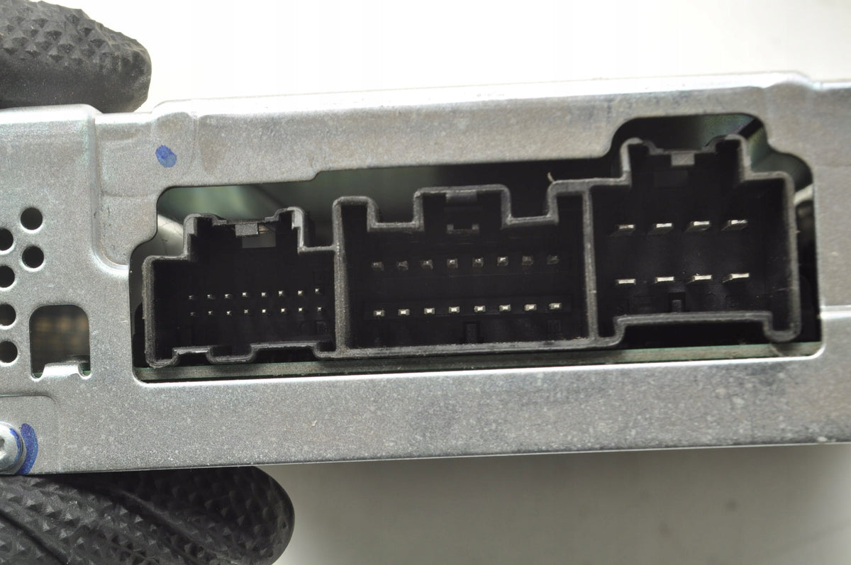 OPEL INSIGNIA AND RADIO AMPLIFIER 22812211