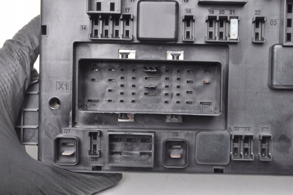 OPEL Zafira C ASTRA J IV FUSE Box 13449199