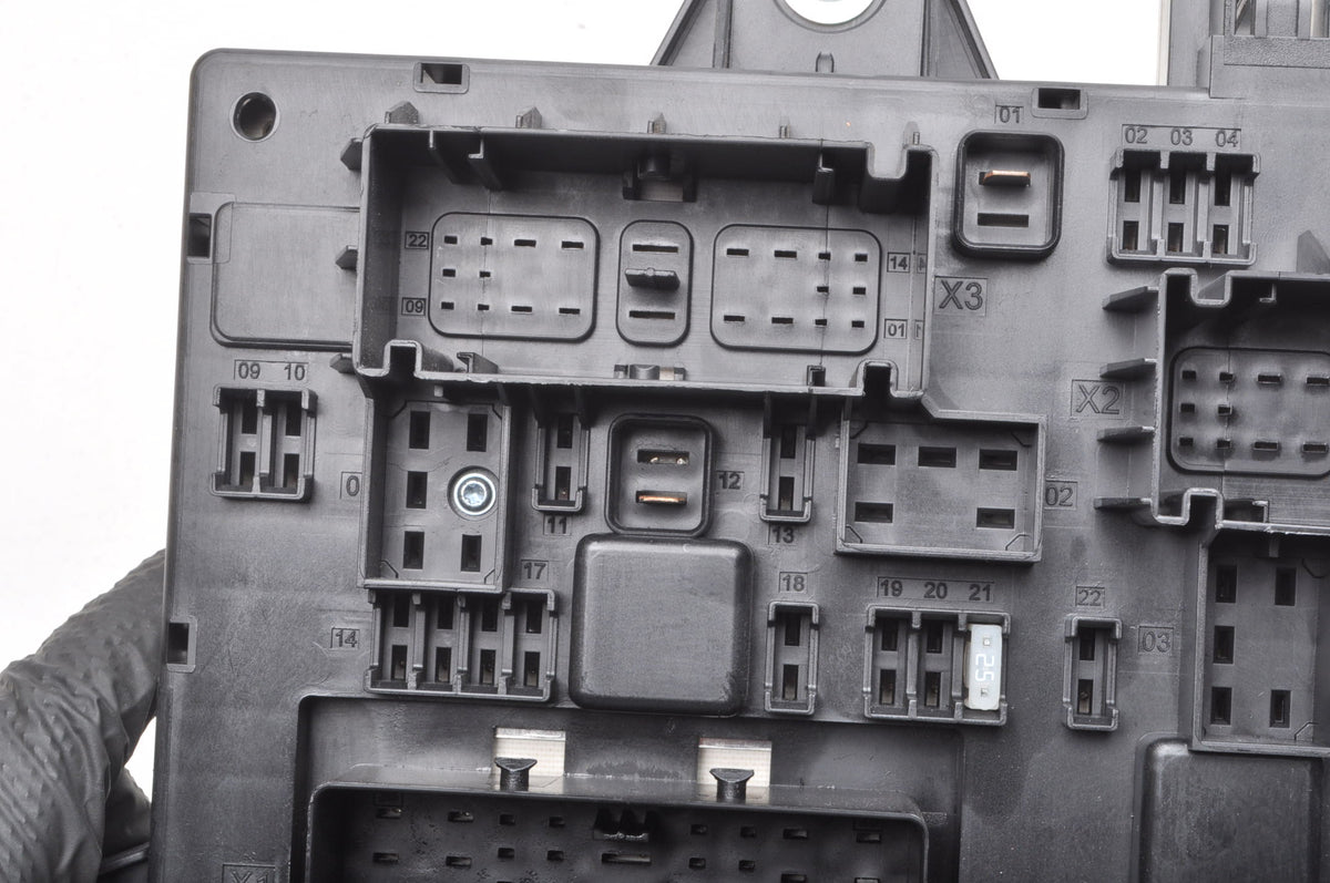 OPEL Zafira C ASTRA J IV FUSE Box 13449199