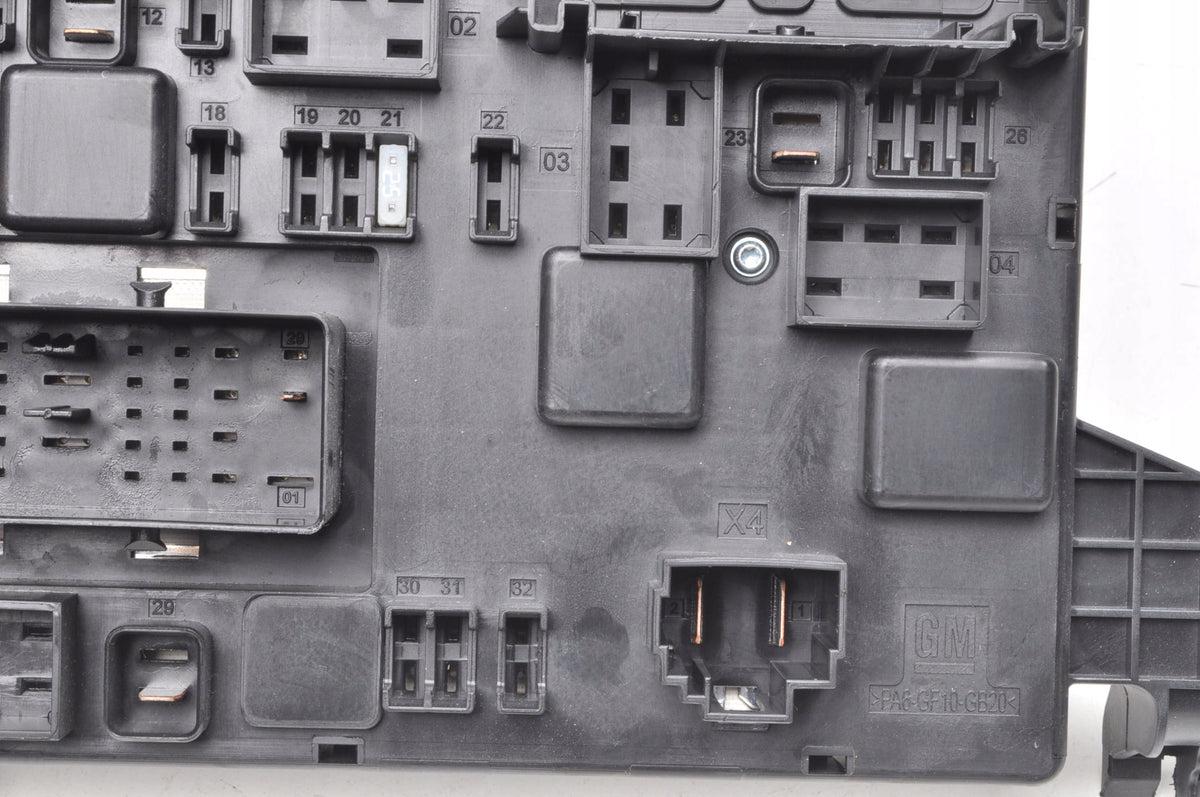 OPEL Zafira C ASTRA J IV FUSE Box 13449199