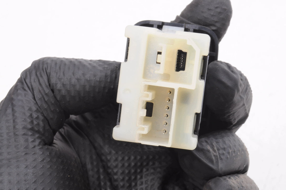 PANEL SOCKET USB INPUT OPEL CORSA E 13596807