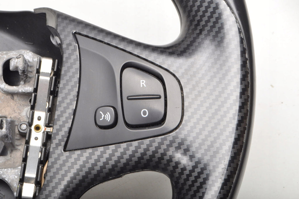 RENAULT CAPTURING AND MULTIFUNCTION LEATHER STEERING WHEEL