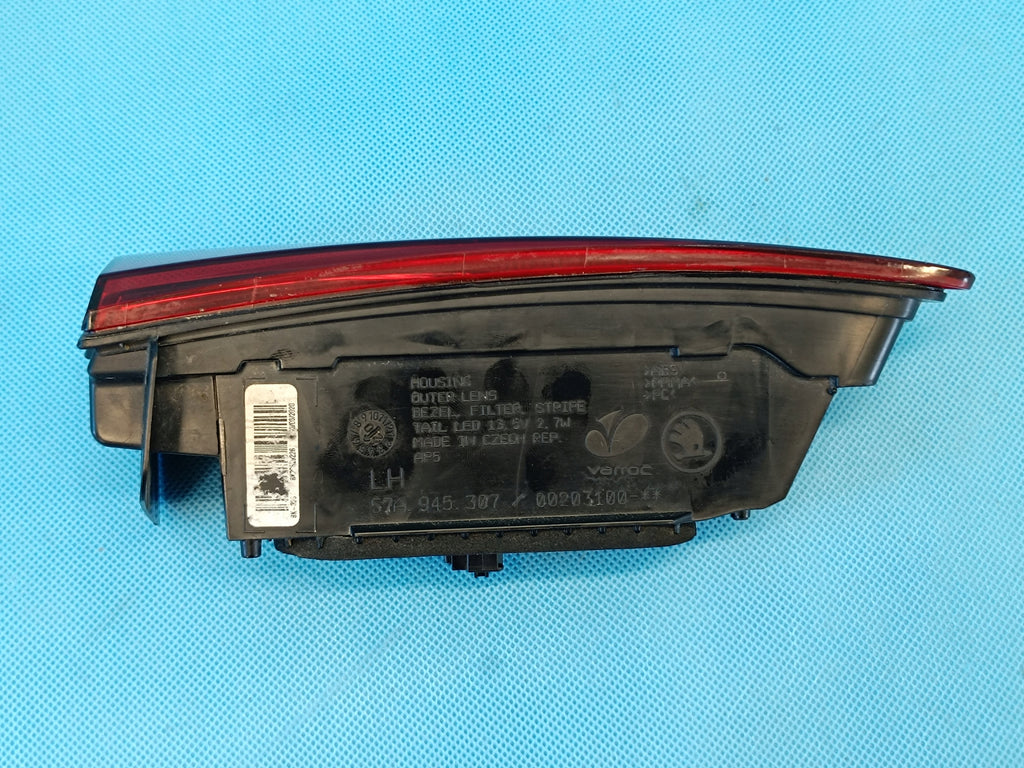 SKODA KAROQ 1,5 TSI 110KW 2020 R FLAP LAMP LEFT REAR 57A945307