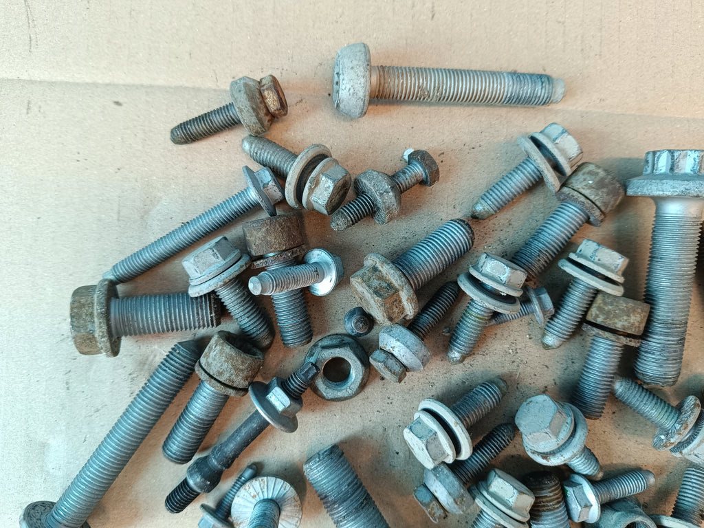 SKODA KAROQ 1,5 TSI 110KW 2020 R SUSPENSION SCREWS 2,40kg