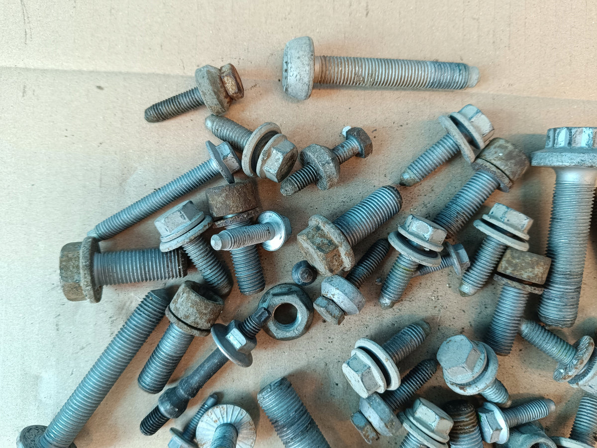 SKODA KAROQ 1,5 TSI 110KW 2020 R SUSPENSION SCREWS 2,40kg