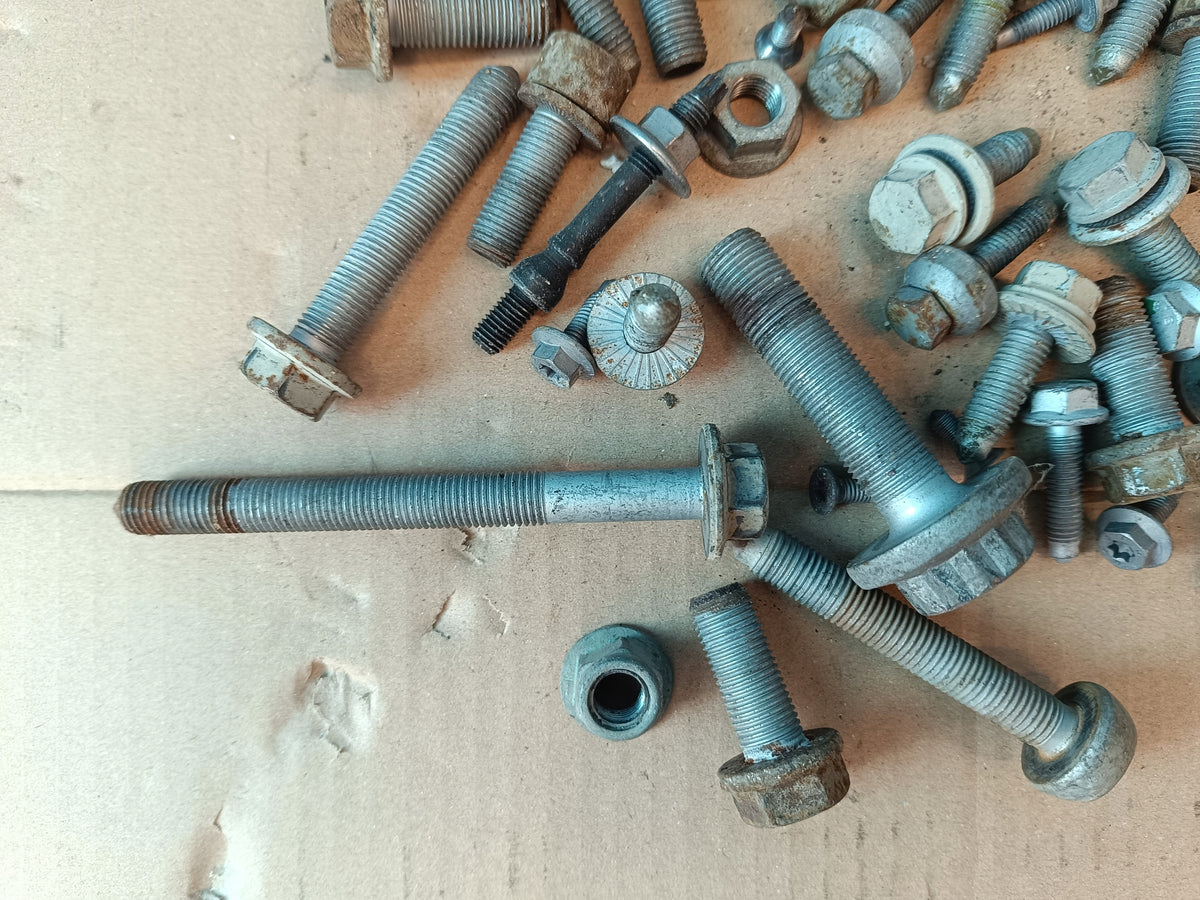 SKODA KAROQ 1,5 TSI 110KW 2020 R SUSPENSION SCREWS 2,40kg