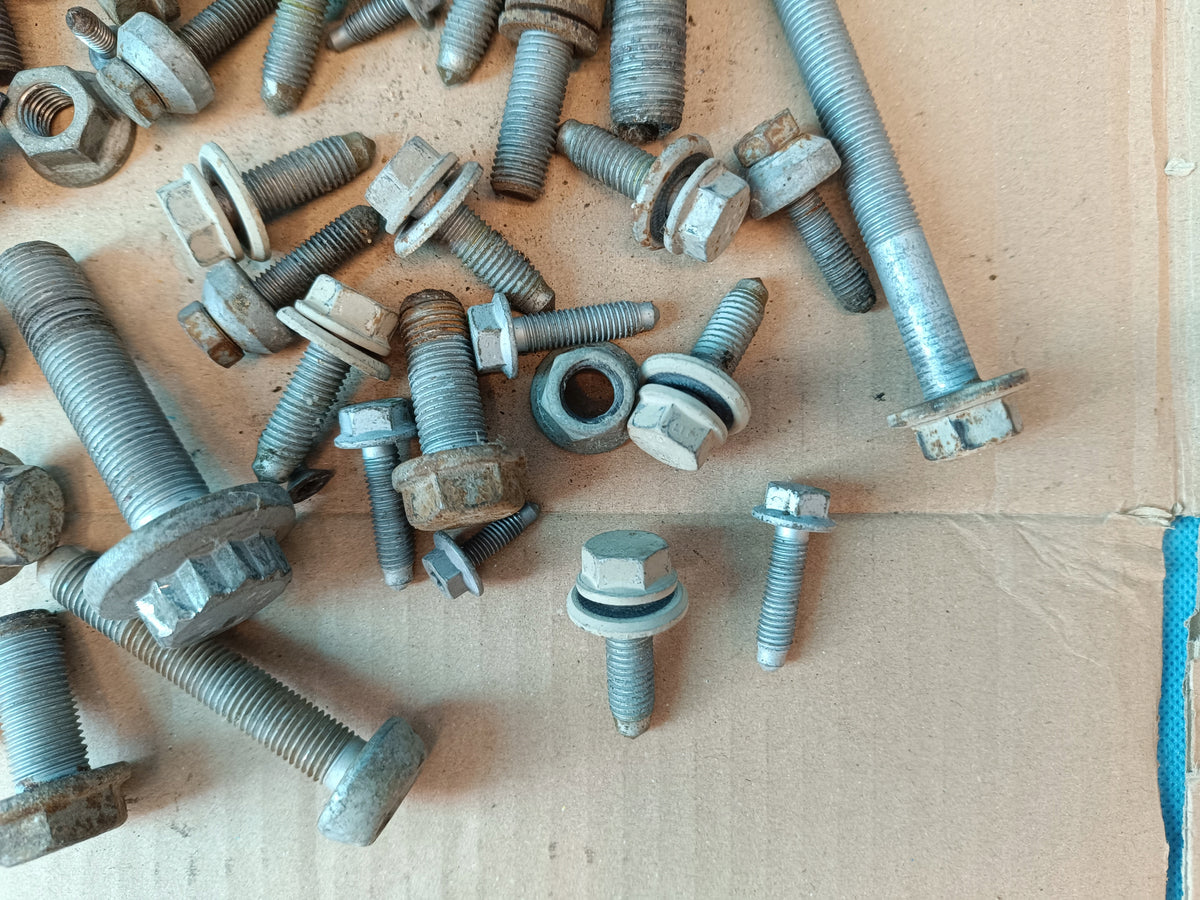 SKODA KAROQ 1,5 TSI 110KW 2020 R SUSPENSION SCREWS 2,40kg