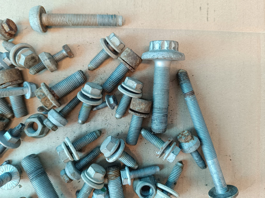 SKODA KAROQ 1,5 TSI 110KW 2020 R SUSPENSION SCREWS 2,40kg