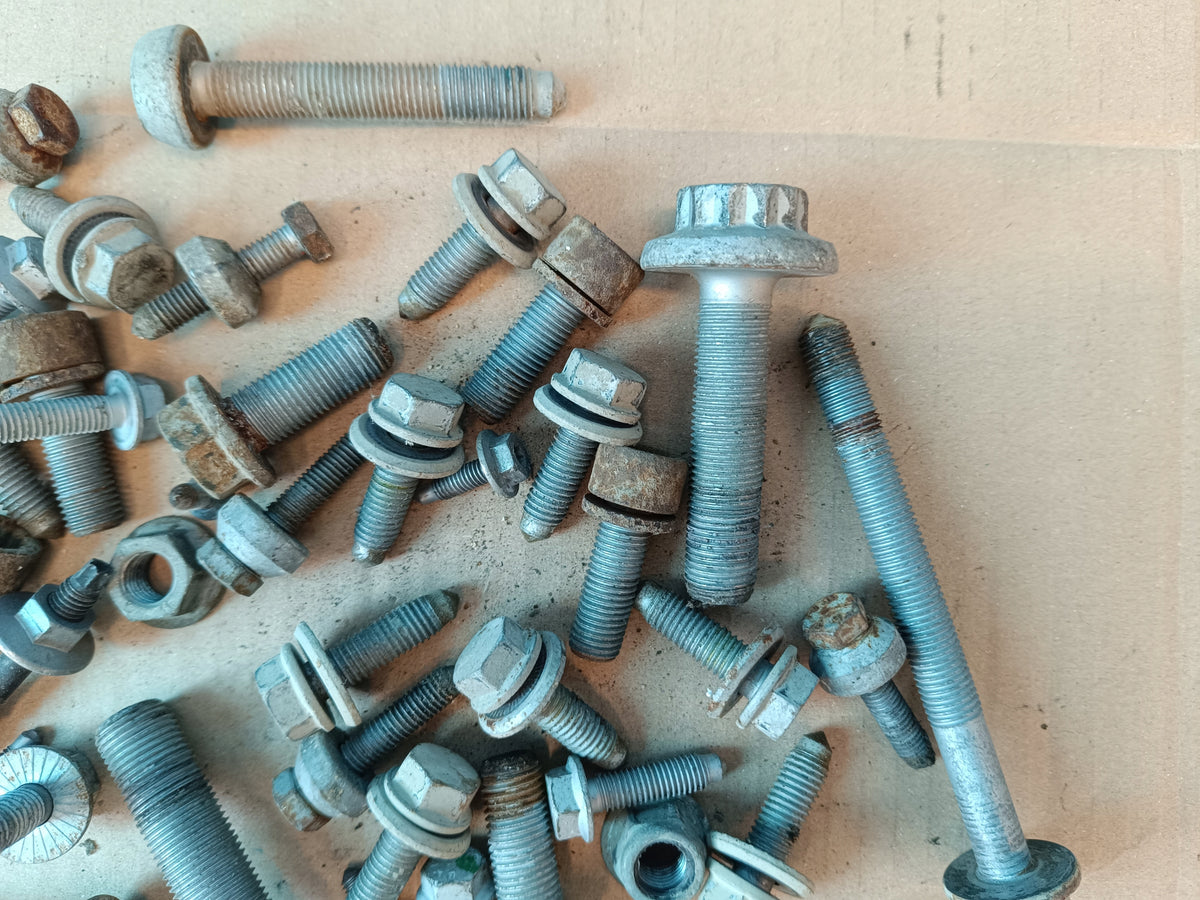 SKODA KAROQ 1,5 TSI 110KW 2020 R SUSPENSION SCREWS 2,40kg
