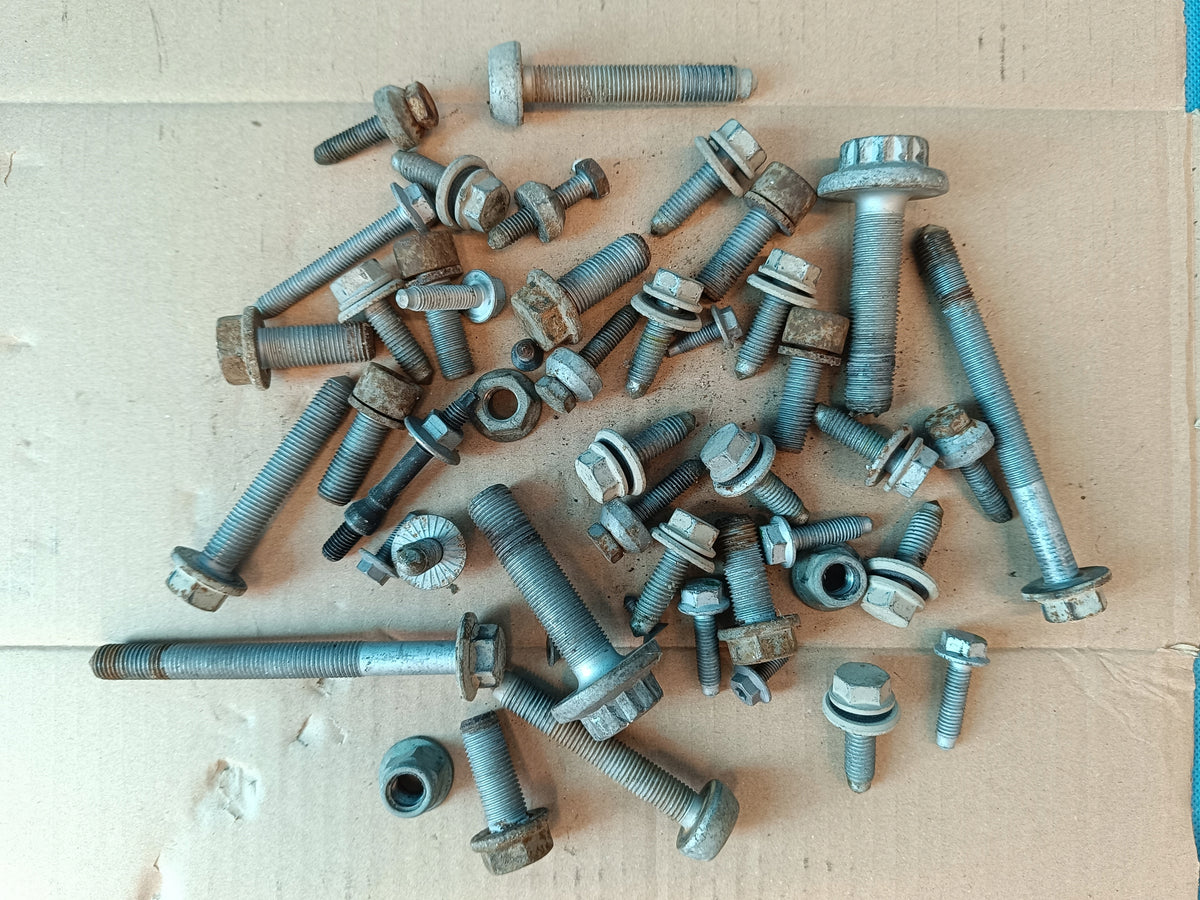 SKODA KAROQ 1,5 TSI 110KW 2020 R SUSPENSION SCREWS 2,40kg