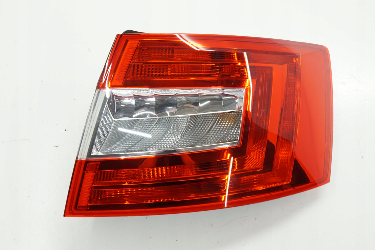 SKODA OCTAVIA III HB LAMP RIGHT REAR 5E5945112